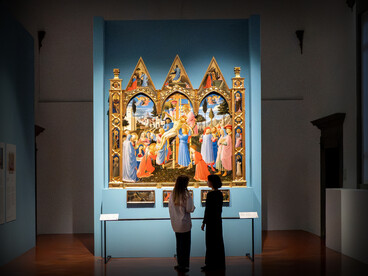 Visitatori in ammirazione delle opere del Beato Angelico a Palazzo Strozzi. © Ela Bialkowska, OKNO Studio  