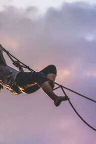 Escaladora faz percurso sem proteção em corda como ilustração aos percalços que não podemos prever na vida