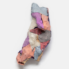 Wonder Woman, 2016-2017
cast sparkles on handmade paper over chicken wire
124.5 × 50.8 × 40.6 cm, 49 × 20 × 16 in.
Courtesy the Artist and Xavier Hufkens, Brussels
photo credit: HV-studio