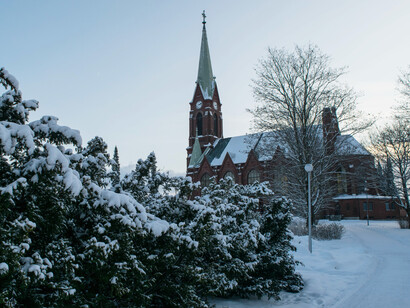 Rodeados por su colección de maravillosas guitarras construidas por Gabriele Lodi, sus guitarras microtonales, un par de guitarras rotas, una máscara de luchador de la lucha libre y un EMMA prize, sucedió esta conversación que, con permiso del artista, me permito traducir y transcribir. Catedral de la ciudad Mikkeli, al este de Finlandia