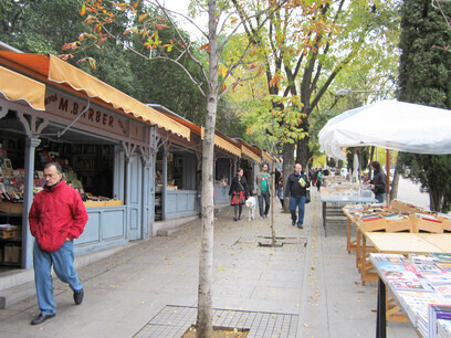 Desde 1825 se encuentra en la calle Claudio Moyano, junto al Parque del Retiro y al Real Jardín Botánico. Feria de Libros Cuesta de Moyano en abril de 2023, Madrid, España