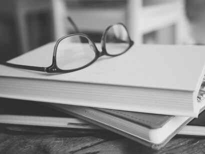 La experiencia en informática y telecomunicaciones refleja una trayectoria de aprendizaje constante y adaptación a nuevas tecnologías