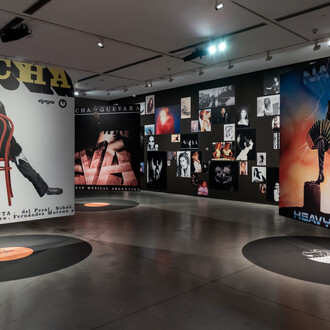 Nacha Guevara, Aquí estoy, vista de exhibición. Cortesía del Museo de Arte Moderno de Buenos Aires