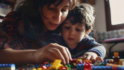 Embora o conhecimento sobre as deficiências tenha relevância, tanto esse campo quanto a educação não devem se orientar pelas limitações individuais; ao contrário, o enfoque deve recair sobre o modelo social de inclusão, que valoriza a singularidade de cada pessoa e busca atenuar ou eliminar as barreiras do ambiente que dificultam a plena participação da pessoa com deficiência na escola e na sociedade