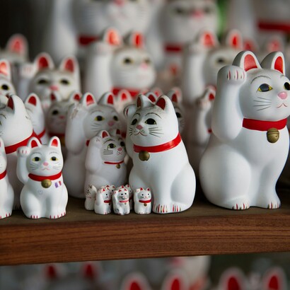 Il sorriso silenzioso del Maneki Neko parla di tradizione, positività e nuovi inizi