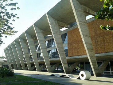 Em 1958, o edifício projetado por Affonso Eduardo Reidy foi inaugurado no Parque do Flamengo, consolidando o MAM RJ como um dos pilares da arte moderna brasileira. Desde então, o museu tem sido palco de exposições marcantes, manifestações culturais e ações educativas que moldaram o cenário artístico nacional. Mesmo enfrentando desafios ao longo das décadas, o MAM RJ manteve sua relevância e continua sendo um espaço de inovação, memória e diálogo com o presente





