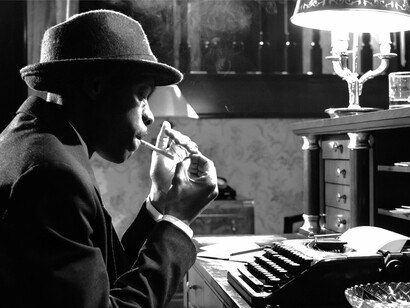 Inspector. Os olhares preocupados cruzam-se telepaticamente, todos ali sentiram o medo presente na sala. “Agradeço a cordialidade, inspector, mas ainda me faltam dois anos para terminar os estudos”.  “Estou a par, estou a par, mas esta candidatura dar-te-á privilégios como esses. Dou-te até amanhã para uma resposta”. O inspector levanta-se, sem nunca ter tocado no chá e sai perante a apatia de todos naquela sala