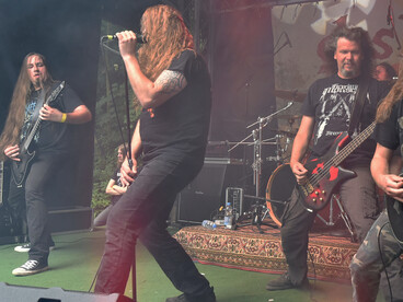 Sólo me resta la esperanza de que la rebeldía que brota del árbol humano, unida a la razón creadora que hunde sus raíces en la ayuda mutua como palanca para afirmar que otro mundo sí es posible. "Furia contra el racismo". Grupo musical Incredulidad. 2017, Duisburg, Alemania