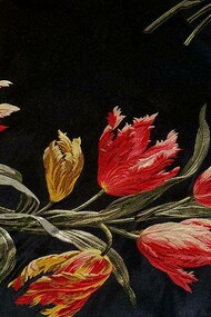 Reinterpretazione del modello Tulipani Olandesi di Charles Frederick Worth, a opera di JW Anderson per la Maison Loewe