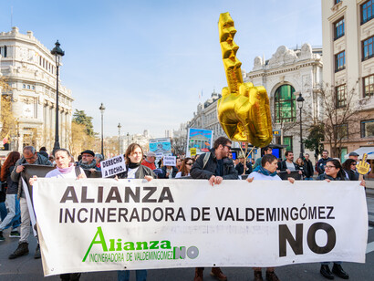 Manifestantes de la "Alianza Incineradora de Valdemingómez ¡NO!", una plataforma ciudadana y social en Madrid que lucha por el cierre definitivo de la planta incineradora de residuos de Valdemingómez, argumentando riesgos para la salud y contaminación, el Ayuntamiento ha propuesto extender su vida útil más allá de 2025; se unen a la protesta en la Calle de Alcalá. Manifestación por una vivienda digna» en  Madrid el 9 de febrero de 2025, España