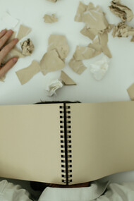 Trabalhador exausto debruça sobre a mesa de trabalho