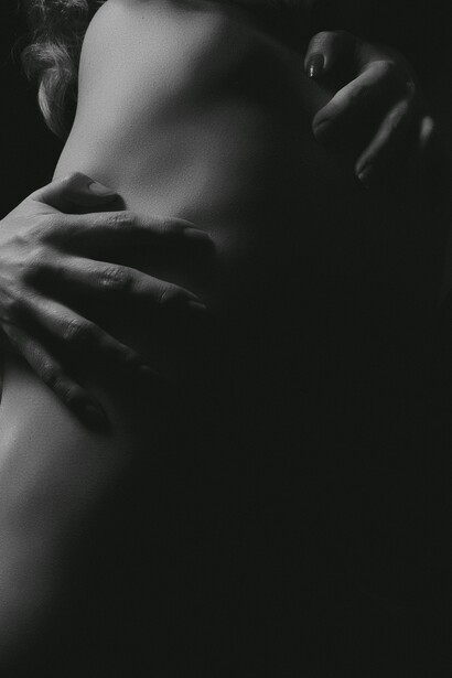Al cuerpo se le arquea la espalda, le vibran los músculos como cuerdas tensadas