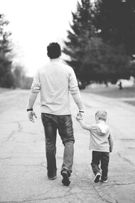 Un padre y su hijo avanzando por la vida de la mano