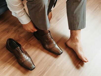 Na rua têm de andar até o ponto do ônibus para que cheguem à estação do metrô, o destino ainda está depois de uma pequena caminhada. Em alguns momentos nesse percurso ficam sem o peso total, mas a posição não muda, estão voltados para baixo no escuro mundo do material sintético das botas
