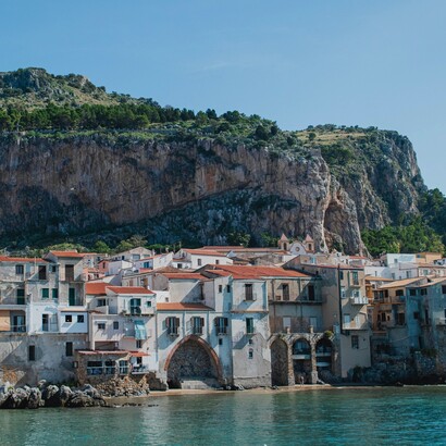In Sicilia la solitudine non è assenza, ma eredità: un modo antico di abitare il tempo, modellato dal mare che la protegge e la separa.Cefalù, Sicilia, Italia