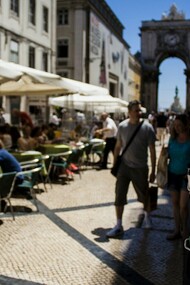 Com o turismo de massa, a Baixa de Lisboa enfrentou um influxo de hotéis de baixo custo e lojas de souvenires que vendem produtos baratos de estilo português feitos na China