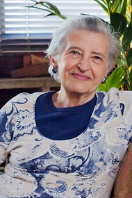 A arquiteta-paisagista Rosa Garena Kliass, aos 91 anos de idade, em sua casa. Foto de Marcelo Scandaroli 