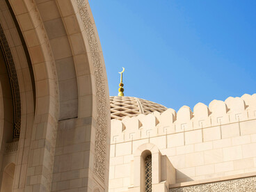 Muscat, incastonata tra montagne rocciose e il mare d’Arabia, unisce l’eleganza della sua architettura tradizionale alla modernità discreta di una capitale che custodisce gelosamente la propria identità. Muscat, Oman