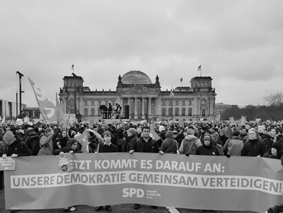 No perdemos nada por esperar: serán barridos tarde o temprano. A eso hay que dedicarse. Somos el cortafuegos. Manifestación contra la AfD y la extrema derecha el 3 de febrero de 2024, Berlin, Alemania