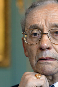 Ricoeur argumenta que a compreensão de si mesmo e do mundo é enriquecida pela interação entre textos narrativos e a experiência pessoal, facilitando um diálogo entre o passado, presente e futuro