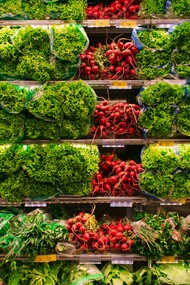 Produtos hortifruti expostos em mercado. A agricultura familiar é reconhecida mundialmente como um dos pilares fundamentais para a segurança alimentar, nutricional e sustentabilidade do meio rural. Representa a principal fonte de renda e subsistência de milhões de famílias em diferentes continentes, especialmente em países em desenvolvimento. Em Moçambique, esse setor abrange cerca de 98% das pequenas explorações agrícolas sendo refletida acima da produção dos alimentos consumidos em todo território nacional 