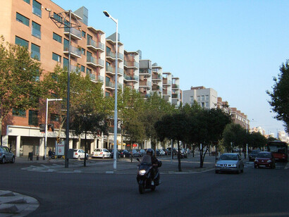 Avenida Icaria, 2007. Residencia de los deportistas participantes en los Juegos Olímpicos de 1992. El diseño del conjunto fue obra de un equipo de arquitectos dirigidos por Oriol Bohigas, Josep Martorell, David Mackay y Albert Puigdomènech. La Villa Olímpica, Barcelona, España
