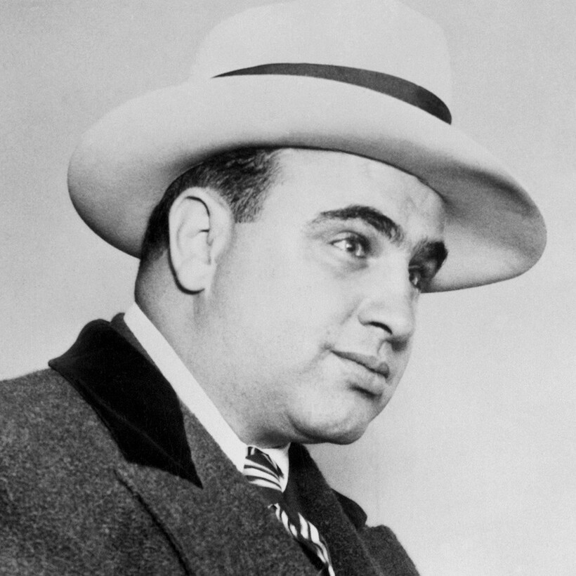https://media.meer.com/attachments/214a946822d8d27347730545e7ef2ac033c698e9/store/fill/820/820/8dbecdc7dad167782d23029deb7fba7fac222a7fa96cb7f9559b14dc6759/Al-Capone-ganster-estadounidense-cuya-actividad-criminal-sucedio-en-las-decadas-de-1920-y-1930.jpg
