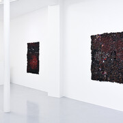 Eva Obodo, And we hired a carpenter to patch the cloth, vue de l'exposition. Avec l'aimable autorisation de la galerie Afikaris et de l'artiste