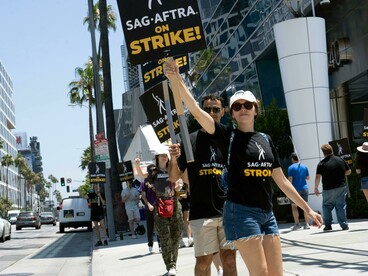 Seria recusar turnos desumanos para valorizar o direito biológico ao sono. A greve exige criatividade e coragem, não inércia. Não é o ócio da almofada ou do passeio. Isso não é luta; são férias