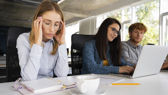 El narcisismo maquiavélico en el entorno laboral no se impone con gritos, sino que se infiltra con halagos, estrategia y desgaste silencioso
