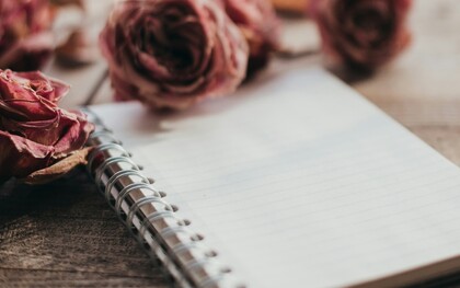 Scrivere permette di dare forma ai pensieri confusi, trasformando il caos interiore in parole comprensibili