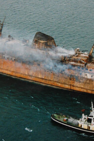 Il tentativo di spegnere le fiamme che avvolgevano la Moby Prince