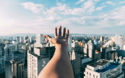 Abrigar centenas, milhares, milhões de pessoas que dormem, acordam, que vivem correndo atrás do seu sonho pessoal, profissional, de trabalho, de conquistas é o espírito da cidade. Certa vez, num debate sobre o limite de velocidade nas marginais Tietê e Pinheiros, ouvi de um paulistano “São Paulo tem pressa!”. A frase foi dita com uma certa arrogância e ar de superioridade para se referir que a cidade é rica, pois tem pressa em seguir produzindo riqueza. Na realidade talvez ele não entendesse que a cidade é rica em consequência do seu espírito incansável de trabalhador, seja você o faxineiro, o gerente ou o empresário, todos possuem um espírito voltado para a produção, um “espírito operário” e, este espírito parece aproximar a todos, parece refletir a grande alma da cidade...

