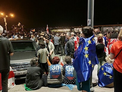 La bandiera dell’UE alle proteste pro-democrazia a Tbilisi, in Georgia nel 2024. Migliaia di persone tengono aperta una direzione: l’Europa come scelta collettiva