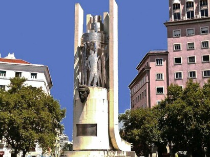 Monumento a Francisco Sá Carneiro no Porto, em Portugal. A vitória eleitoral reforçou a importância do dever cívico de todos os cidadãos enquanto eleitores e principais atores neste processo de governabilidade do país e ao mesmo tempo reforçou a ideia que quando se está em minoria, as coligações e as negociações com outras forças políticas fazem parte do manual de sobrevivência política de todos os partidos políticos, garantindo assim a estabilidade que o país precisa