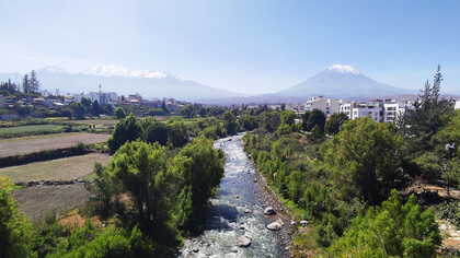 Río Chili visto desde el Puente de Fierro, Arequipa, Perú. Los microplásticos, invisibles pero omnipresentes, se han instalado en los ecosistemas de Arequipa, afectando ríos, aves y, por extensión, la salud humana, ante la inacción estatal