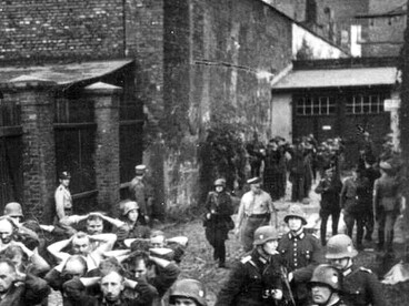 Historisches Bild: Am 1. September 1939 nahmen Wehrmachtsoldaten polnische Postbeamte in Danzig fest