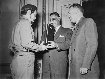 Peu avant sa disparition de la scène publique en 1966, alors qu'il se rendait en Algérie, Che Guevara fit escale au Caire, où il fut chaleureusement accueilli par l'ancien président Gamal Abdel Nasser