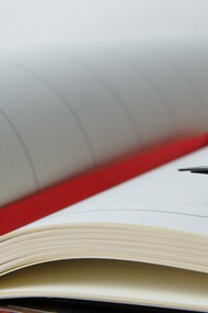 Marcação de página de uma agenda e uma caneta