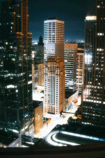 Existe uma diferença crucial entre a riqueza real e a riqueza financeirizada. A primeira é palpável, é tangível. Ela se manifesta nos recursos naturais de um país, em sua capacidade produtiva e na robustez de seu parque industrial. É a riqueza que vem da terra, das fábricas, das estradas, dos grãos e dos minérios