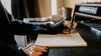 Expandir el universo de una novela exige atreverse a explorar sus zonas ocultas mediante ejercicios que profundicen en los personajes y en los conflictos que los determinan