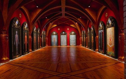 Por mostrar um “outro mundo”, também simboliza um modo de enxergar o mundo com outra perspectiva, o que inclui uma idealização, uma visão vaidosa, como no caso de Narciso, ou distorcida, como ocorre na anorexia. Pode também ser uma “porta” para o outro mundo que mostra na sua imagem, sendo por isso virado contra a parede ou coberto em ocasiões específicas, como nos funerais