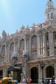 El Centro Gallego de la Habana, uno de los edificio emblemáticos de la isla, sufragado por emigrantes gallegos en Cuba, es el enésimo ejemplo de la esmerada destrucción del patrimonio y la memoria a la que el pueblo gallego somete su historia desde tiempos inmemoriales: hoy el centro es denominado Gran Teatro de La Habana y muy pocos gallegos saben que allí sonó su himno por vez primera en 1907