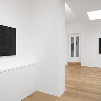 Alberto Burri e Nunzio, Nero x nero, veduta della mostra. Per gentile concessione della Galleria Mazzoleni