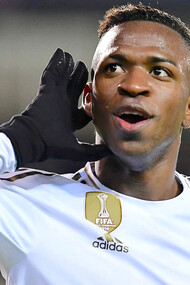 Vinicius Jr. é retratado como um exemplo de superação e resiliência, enfrentando não apenas os desafios no campo, mas também as batalhas contra estereótipos e preconceitos