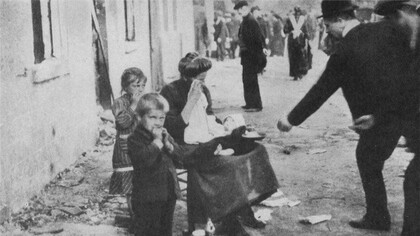 "Viuda de guerra pidiendo dinero", fotografía, anónima, 1919