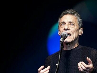Chico Buarque em show. Há quem se identifique com seu eu-lírico feminino e há quem o critique, apontando o machismo de algumas de suas composições. Discussões à parte, é impossível negar que Chico é um dos grandes gênios da música brasileira