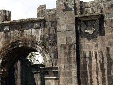 El patrimonio no se salva únicamente a base de técnica, de conocimiento especializado o de buenas decisiones. Se sostiene, ante todo, en gestos humanos nobles y comprometidos. Sin esos cuidados primarios, sencillamente no habría nada que restaurar ni que recuperar.   Vista de las Ruinas de la Parroquia de Santiago Apóstol en Cartago, Costa Rica