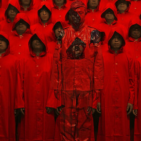 Liu Bolin Chinese, Red no.1 (medium), 2012. Avec l’aimable autorisation de la galerie Danysz 