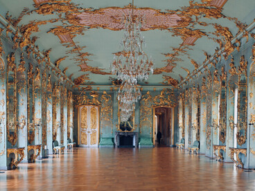 Le faste se pavane, la vérité s’efface. Dans les miroirs abondants, chacun se contemple, personne ne se voit